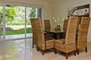 Condo familiar, acceso a la alberca, vista al jardín | Servicio a la habitación