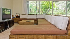 Apartamento familiar, acceso a la piscina, vistas al jardín | Sala de estar | Una televisión, un reproductor de DVD
