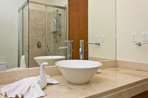 Condo família, acesso à piscina, vista para o jardim | Pia do banheiro