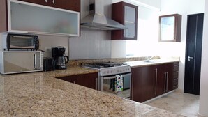 Coffee/tea maker, fridge, microwave, oven - Vista Condominium by ChezPlaya (Playa del Carmen)