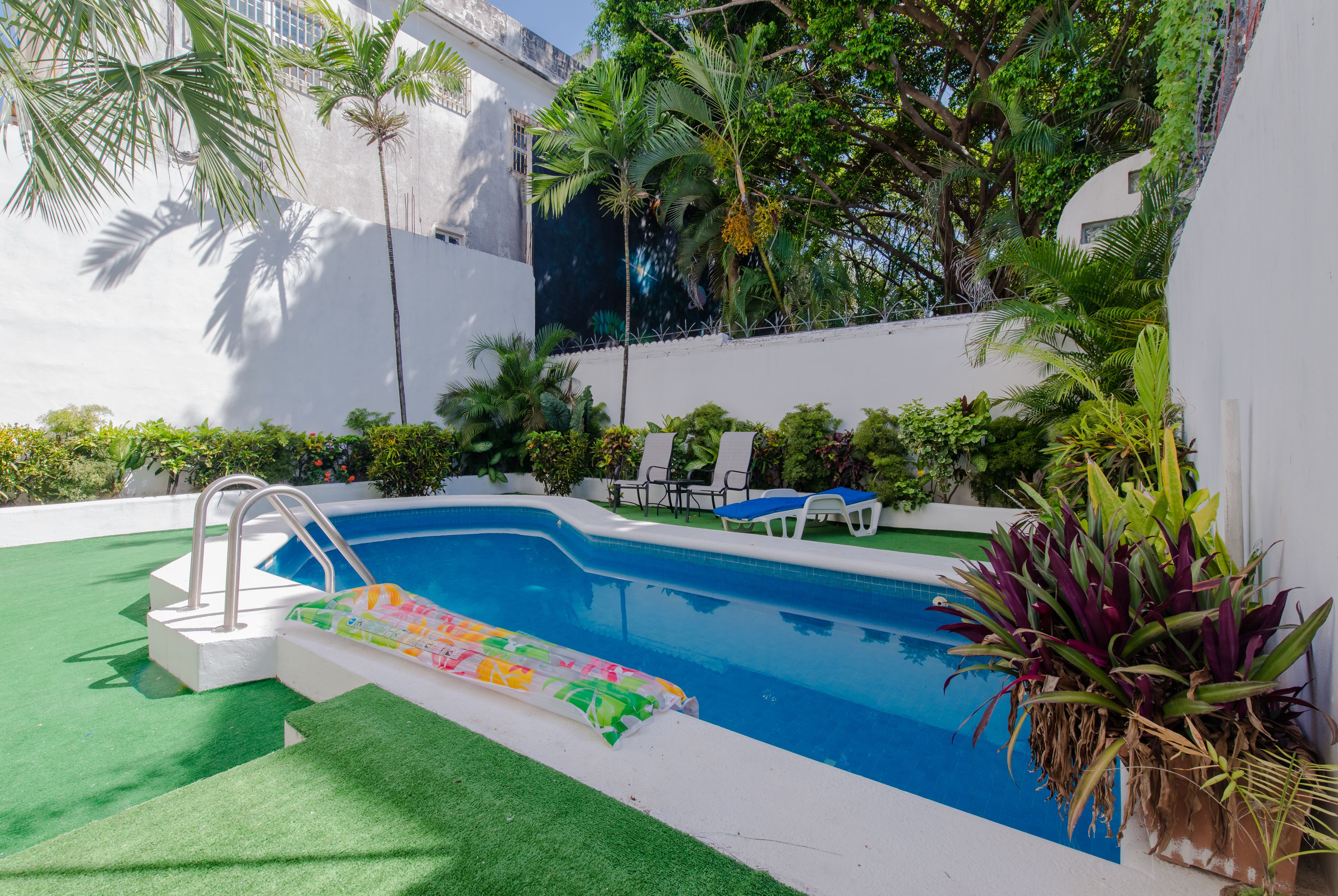 Kolam renang outdoor dan sebuah kolam alami