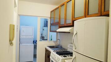 Refrigerador, microondas, horno y parrilla de estufa