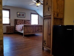 Studio Suite, 1 Queen Bed, Kitchenette | Mini fridge