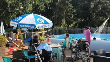 Kolam renang terbuka bermusim, payung kolam, kerusi lepak pantai