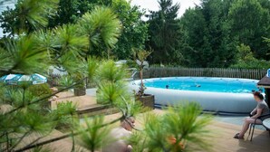 Seasonal outdoor pool, open 10 AM to 8 PM, pool umbrellas, sun loungers - Camping de la Trye (Bresles)