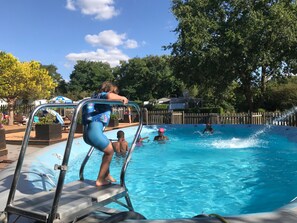 Piscine extérieure (ouverte en saison), parasols de plage