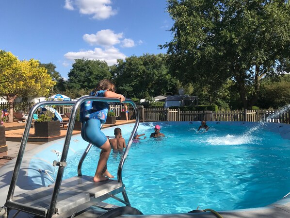Una piscina al aire libre de temporada (de 10:00 a 20:00), sombrillas