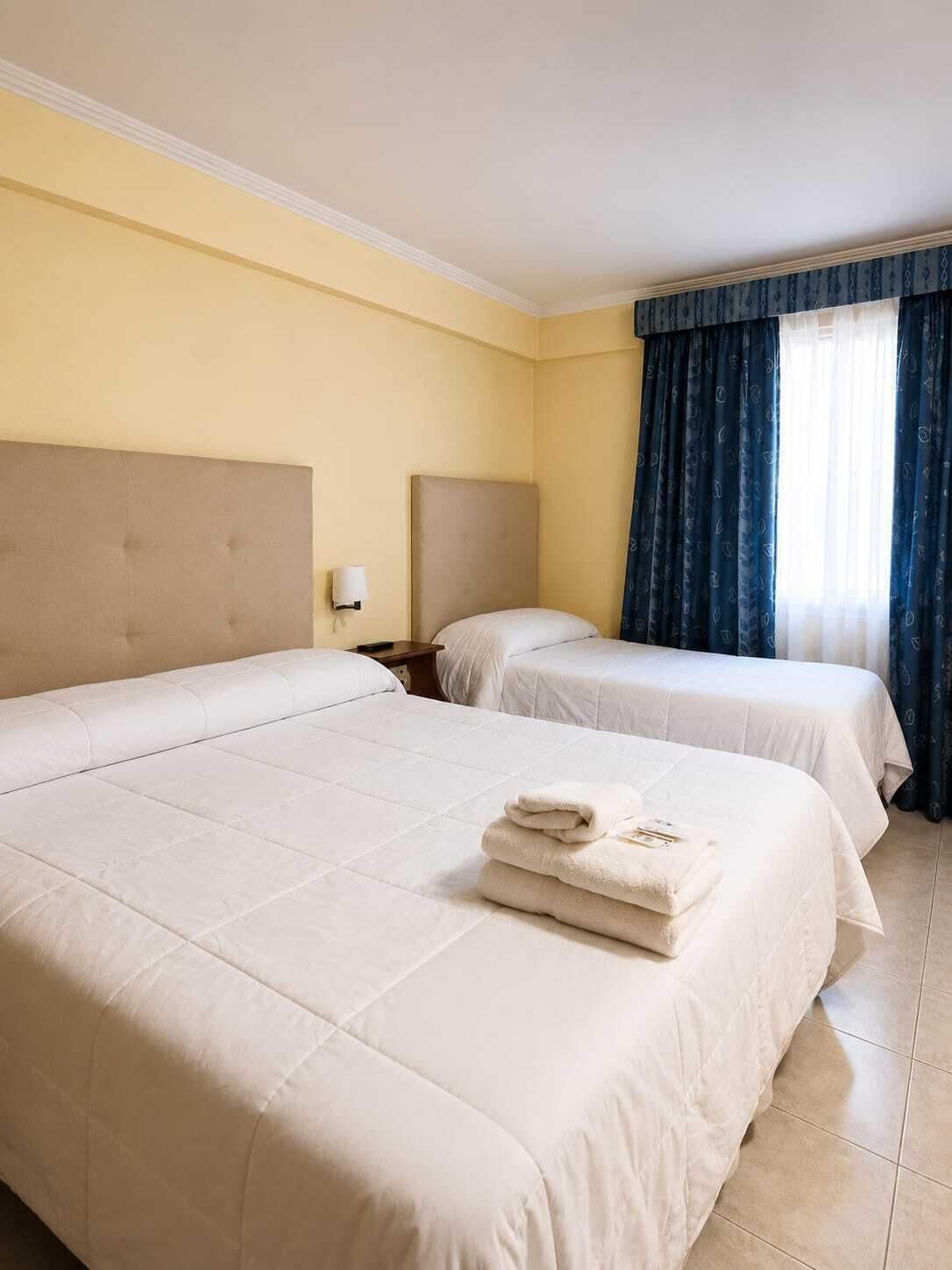 Habitación triple Deluxe | Wifi gratis y ropa de cama