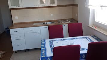 Appartamento Comfort | Cucina privata | Frigorifero, macchina per tè/caffè, bollitore elettrico