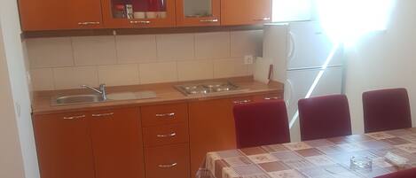 Comfort appartement, 2 slaapkamers, uitzicht op zee | Privékeuken | Een koelkast, een koffiezetapparaat/waterkoker, een waterkoker