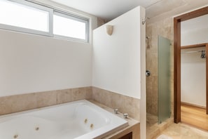 Familienvilla | Badezimmer | Dusche, Haartrockner, Handtücher