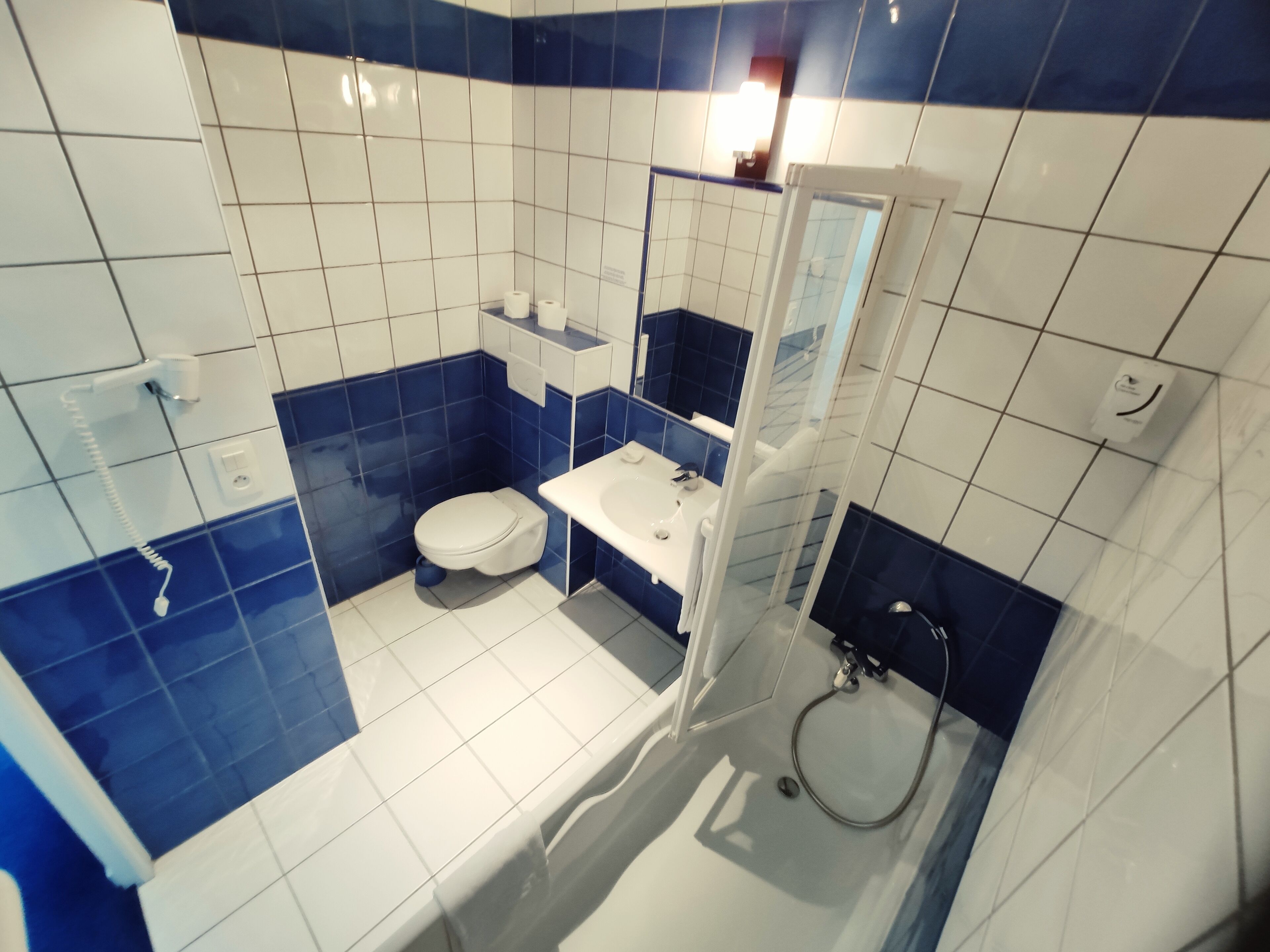 family suite | bathroom | shower, eco-friendly toiletries, hair dryer, towels