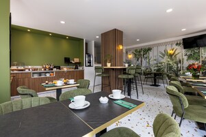 Desayuno buffet diario (EUR 15 por persona)