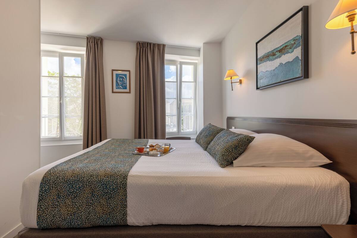 standard room | desk, laptop workspace, blackout curtains, soundproofing