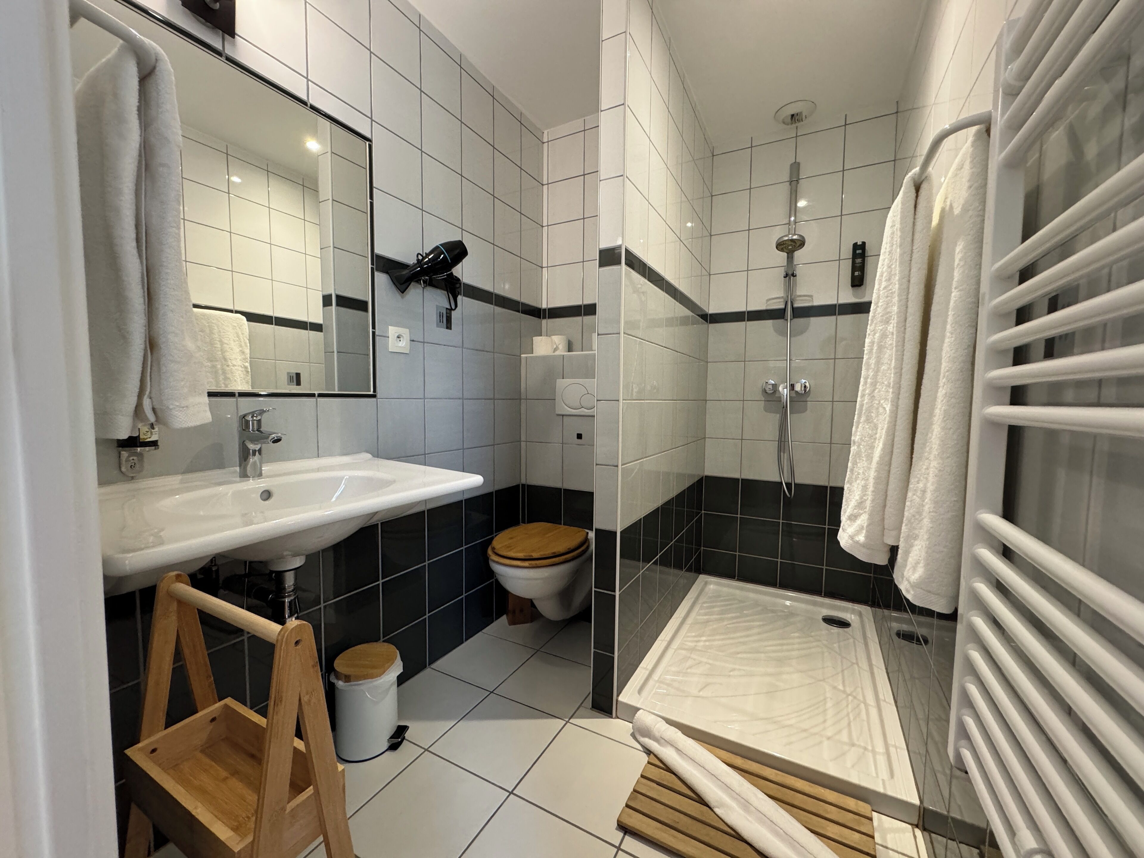 family suite | bathroom | shower, eco-friendly toiletries, hair dryer, towels