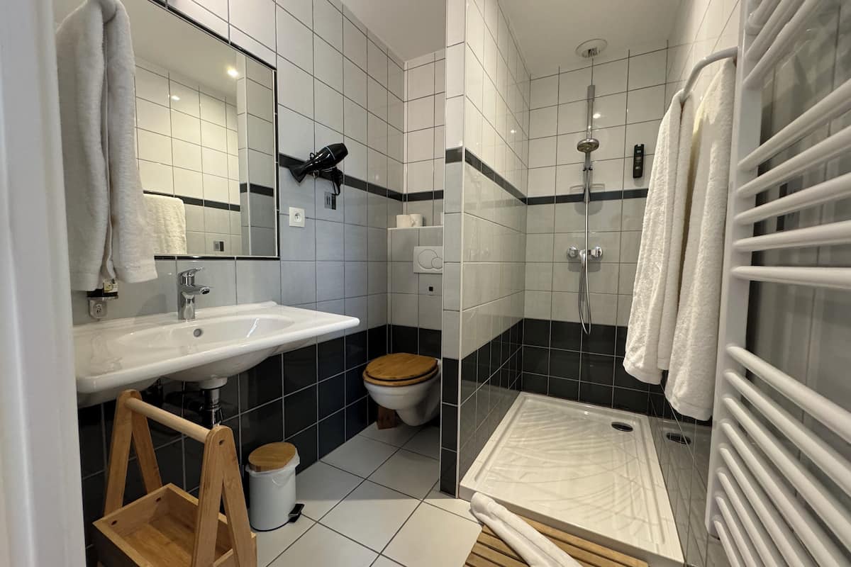 family suite | bathroom | shower, eco-friendly toiletries, hair dryer, towels