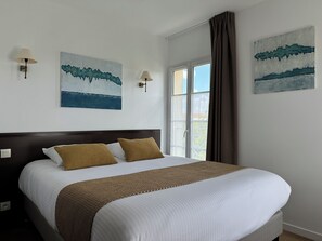 Comfort Room | Desk, laptop workspace, blackout drapes, soundproofing - Logis Hôtel Le Richelieu - Royan Atlantique (Saujon)