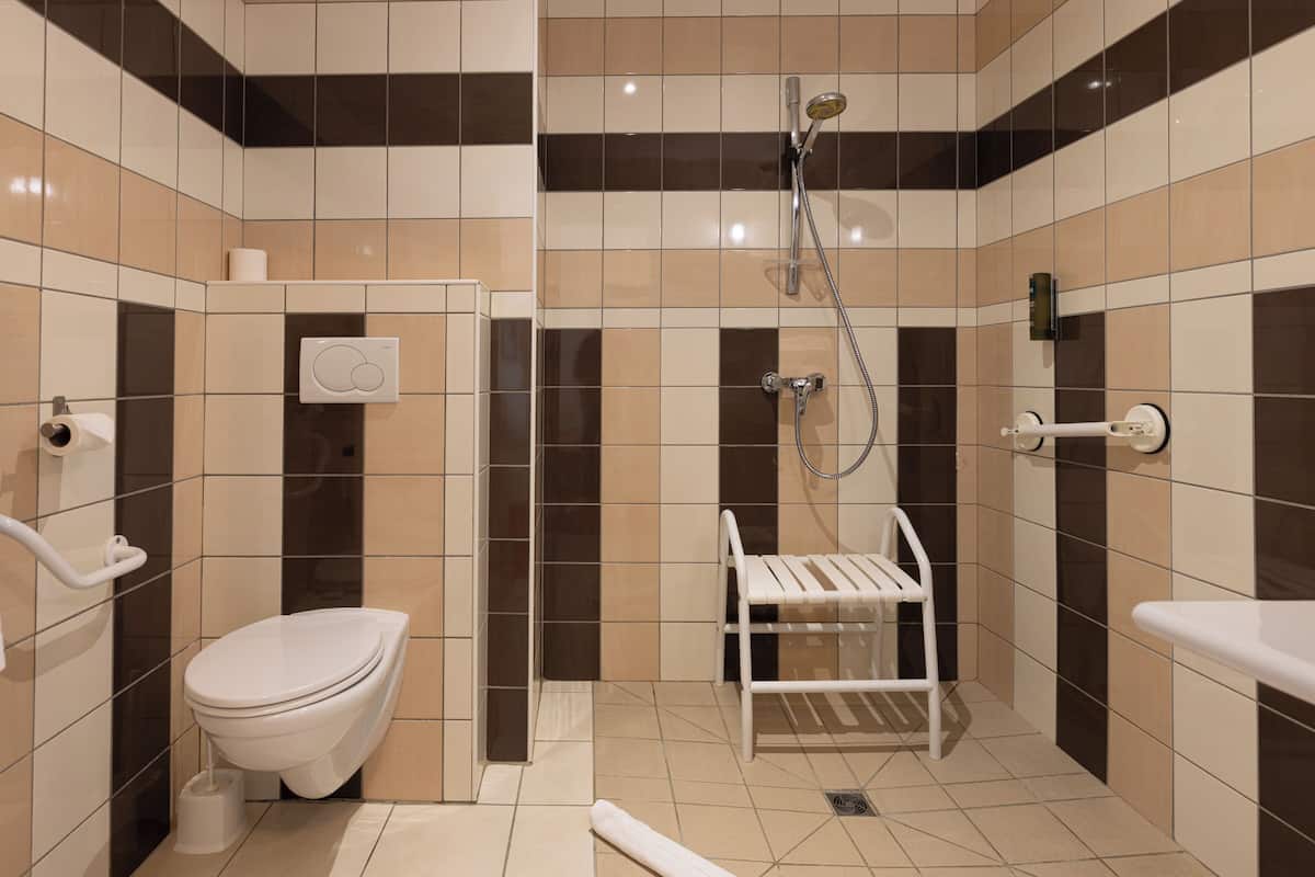 standard room | bathroom | shower, eco-friendly toiletries, hair dryer, towels