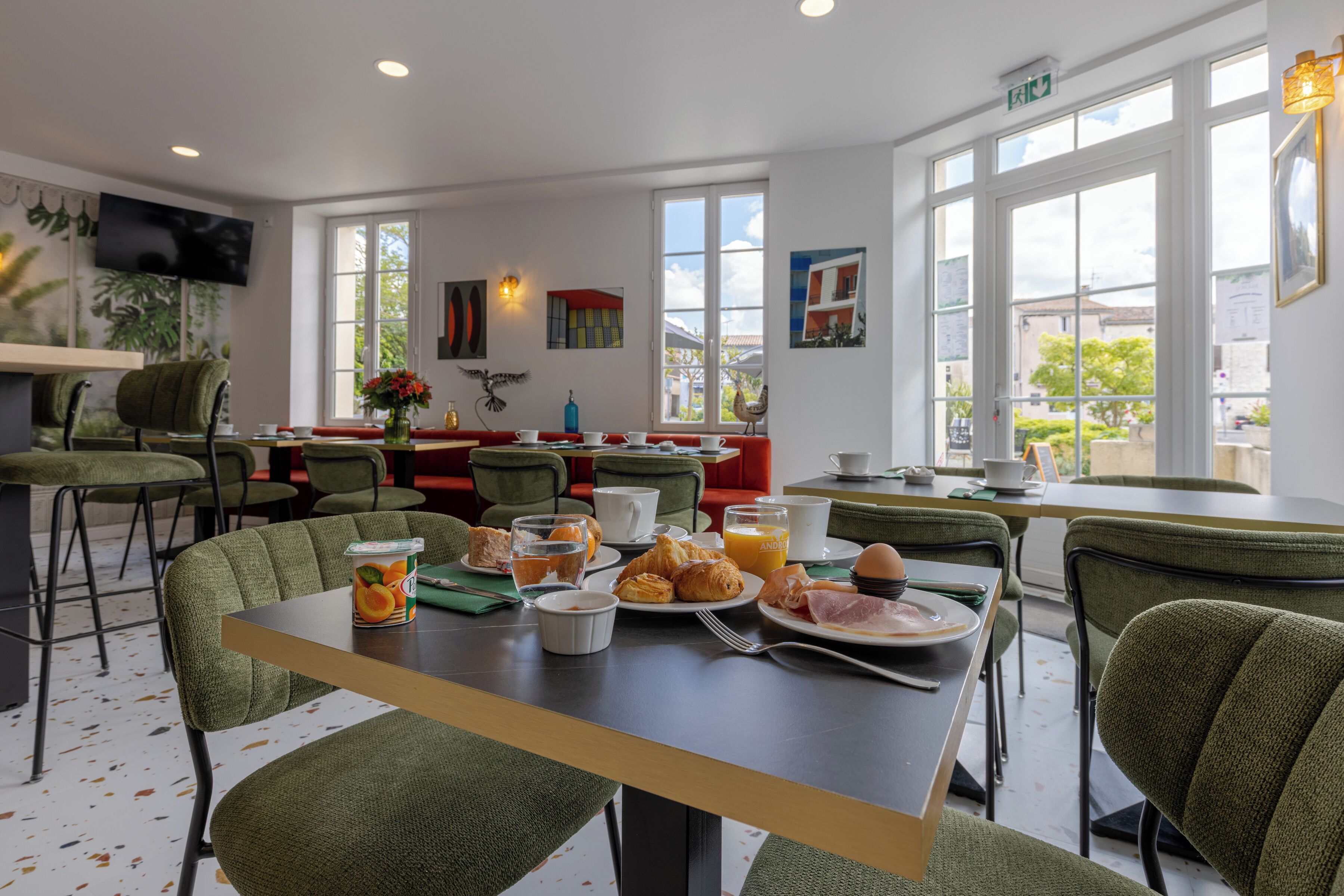 Tägliches Frühstücksbuffet (15 EUR pro Person)