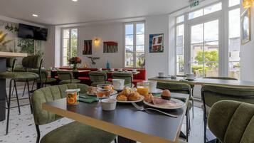 Tägliches Frühstücksbuffet (15 EUR pro Person)