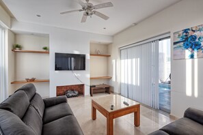 Villa familiar | Área de sala de estar | Televisión de pantalla plana y reproductor de DVD 