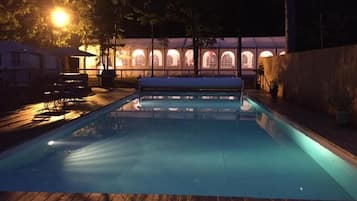 Sæsonbestemt udendørs pool
