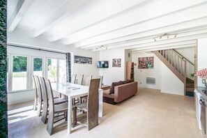 52-cm flat-screen TV with cable channels, TV - Château de Baillant (Saint-Martin-la-Pallu)