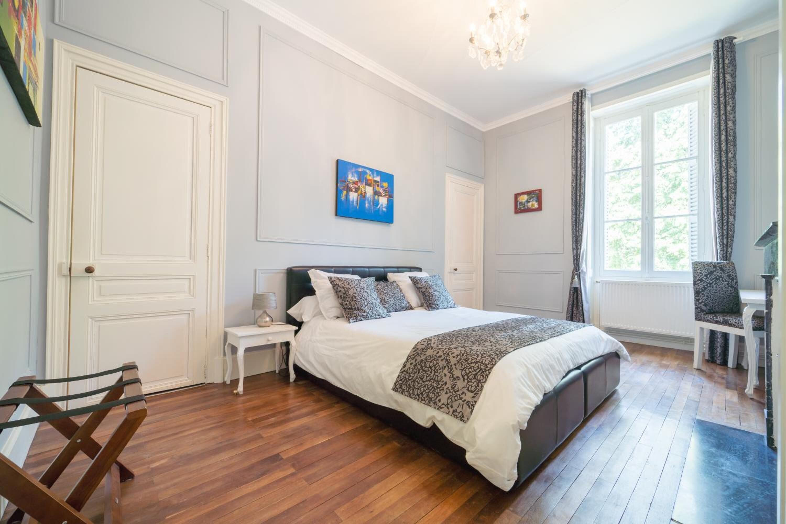 Individueel gedecoreerd, een bureau, geluiddichte muren, gratis wifi