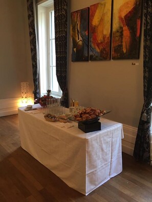 Free daily continental breakfast  - Château de Baillant (Saint-Martin-la-Pallu)