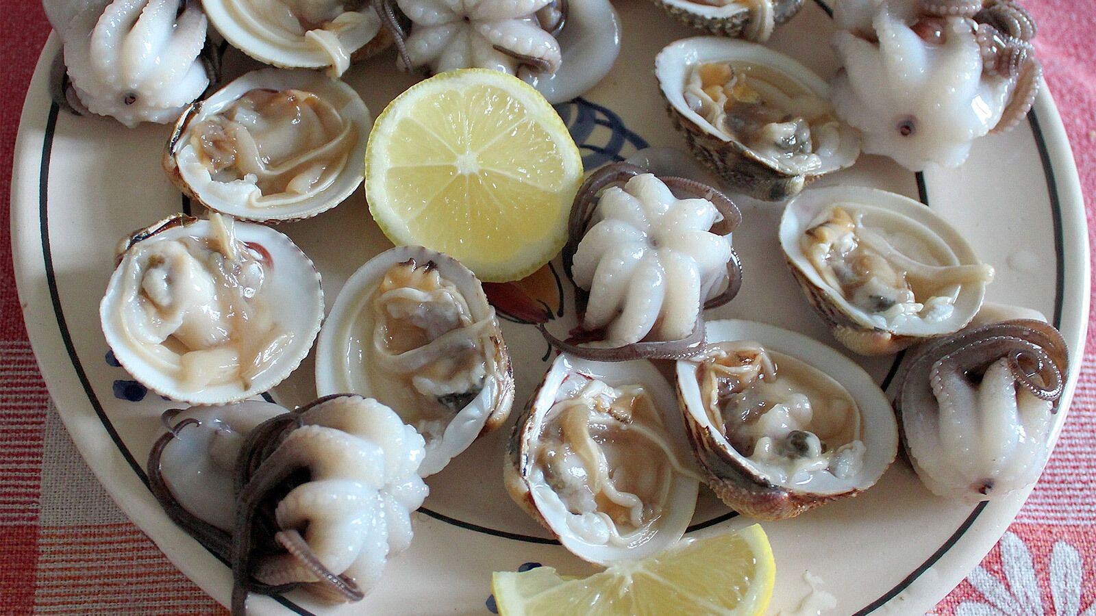 Une assiette d’huîtres accompagnée de quartiers de citron.