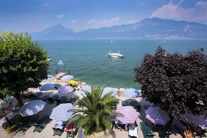 Private beach, white sand, sun-loungers, beach umbrellas - Taki Village Hotel (Brenzone sul Garda)