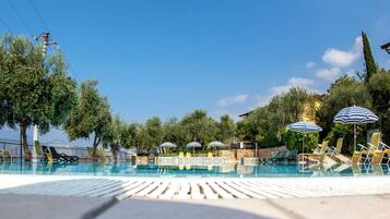 2 outdoor pools