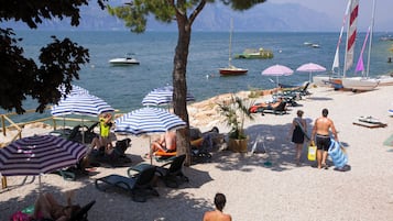 Privatstrand, weißer Sandstrand, Liegestühle, Sonnenschirme
