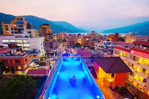 Un hôtel doté d’une piscine, de plusieurs étages et situé dans un cadre montagneux.