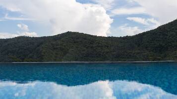 Piscina externa, espreguiçadeiras