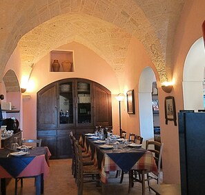 Petit déjeuner et dîner servis sur place, spécialités Cuisine locale