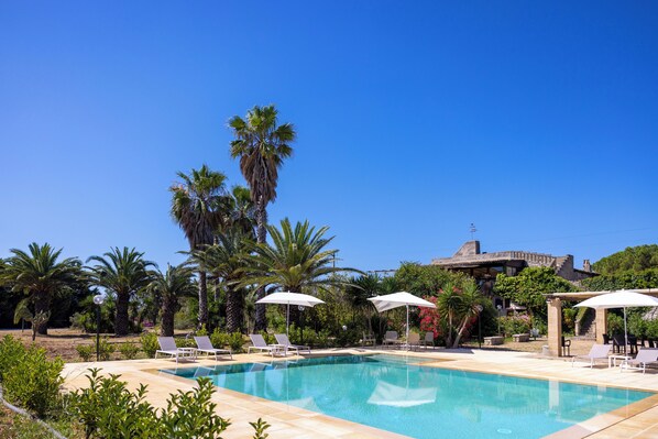 Piscine extérieure (ouverte en saison), parasols de plage