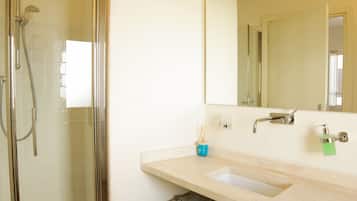 Double Room | Bathroom | Shower, rainfall showerhead, hair dryer, towels