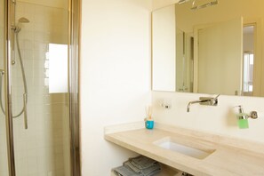 Phòng đôi | Phòng tắm | Buồng tắm vòi sen, vòi sen phun mưa, máy sấy tóc, khăn tắm 