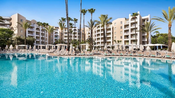 Indoor pool, 4 outdoor pools, pool umbrellas, pool loungers
