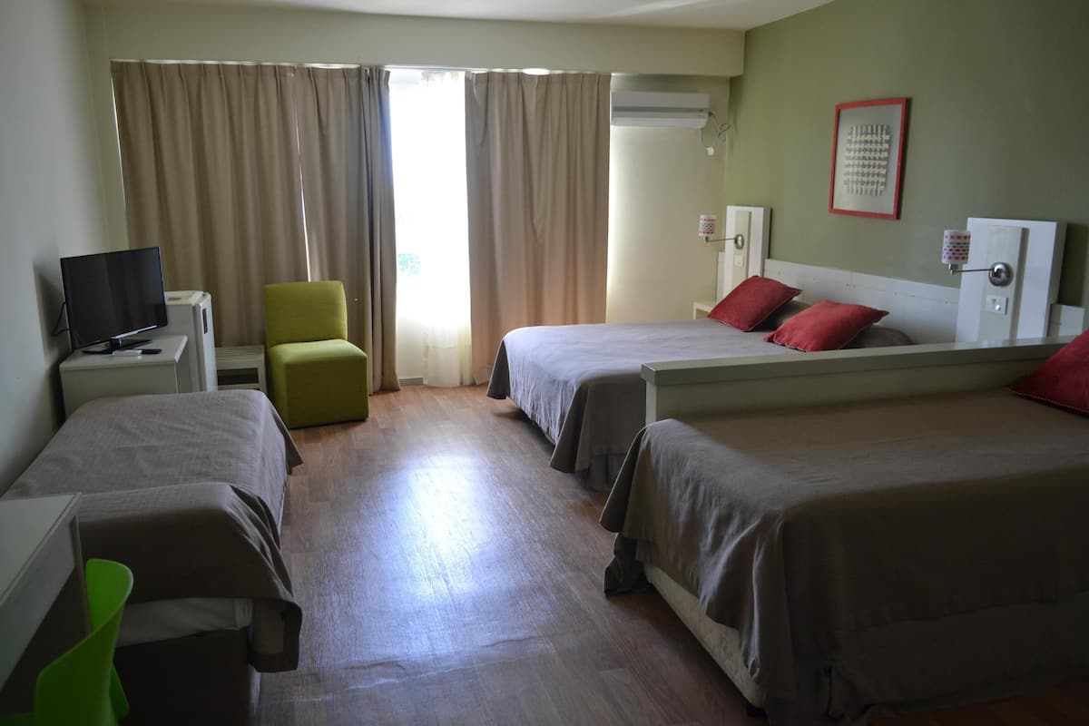 Luxe beddengoed, een minibar, een kluis op de kamer, een bureau
