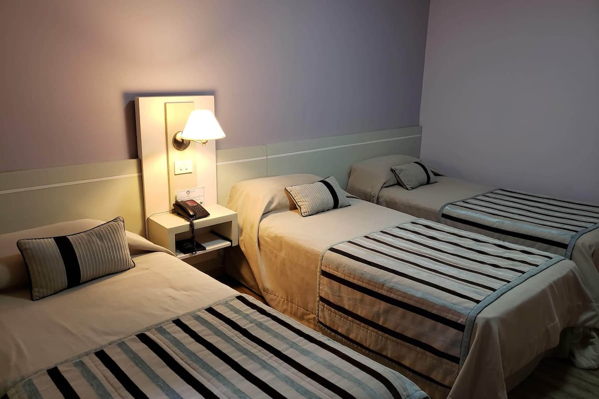 Standaard driepersoonskamer | Luxe beddengoed, een minibar, een kluis op de kamer, een bureau
