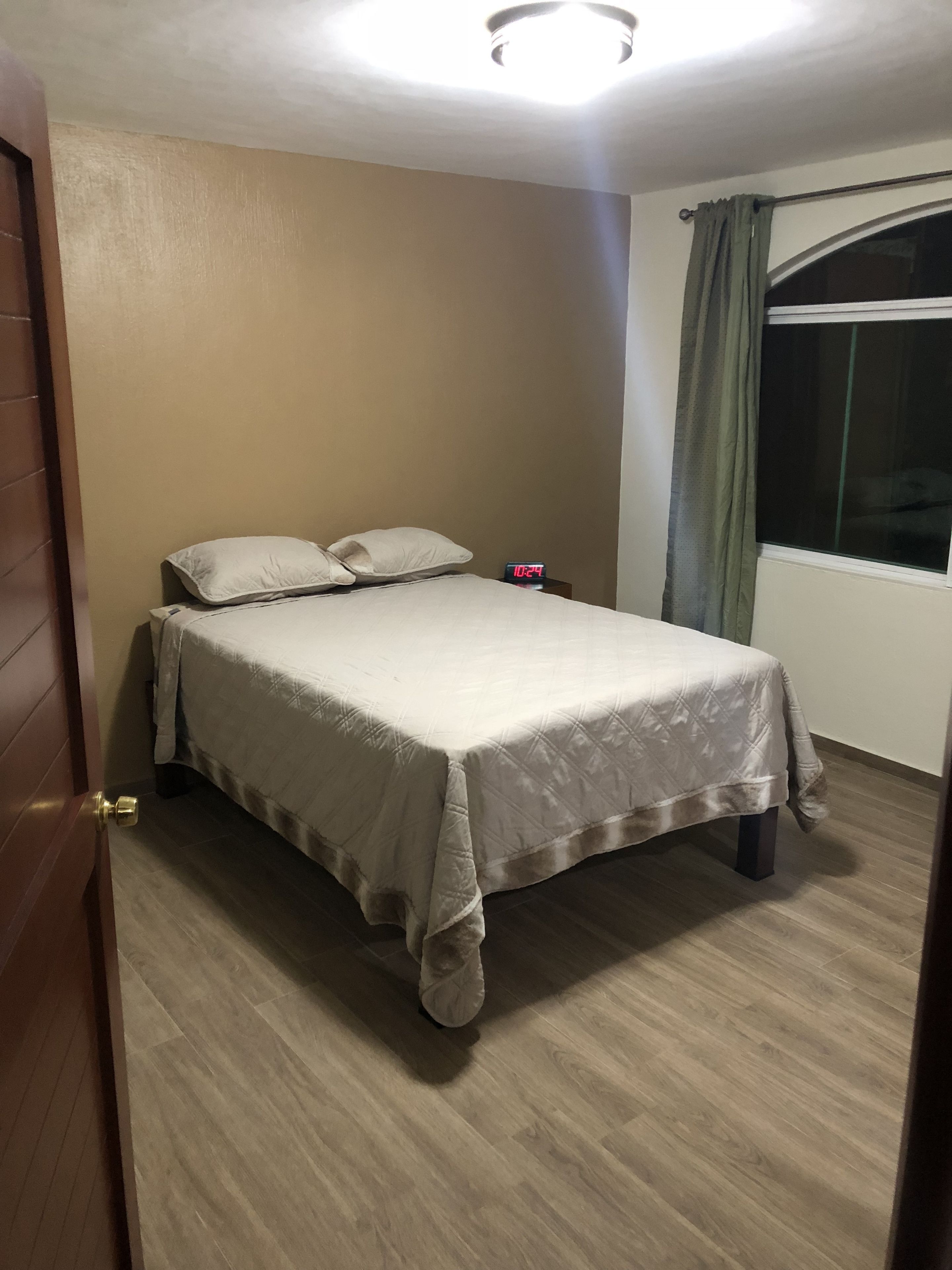 Casa | 4 habitaciones, escritorio, tabla de planchar con plancha y wifi gratis 