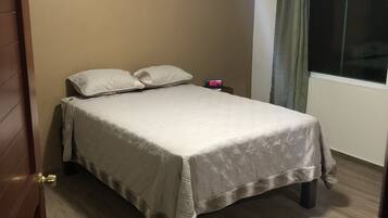 Casa | 4 habitaciones, escritorio, tabla de planchar con plancha y wifi gratis