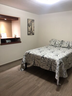 House | 4 bedrooms, desk, iron/ironing board, free WiFi