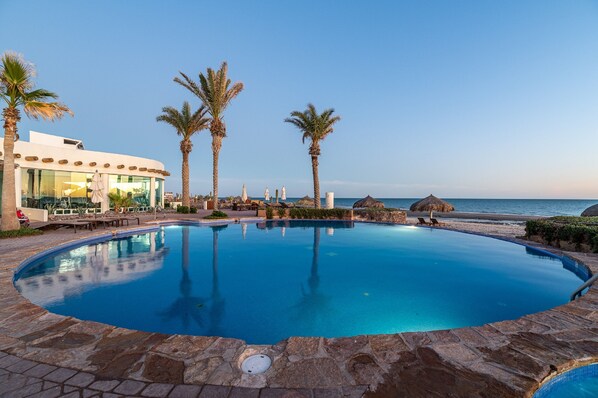 Außenpool, Sonnenschirme, Liegestühle