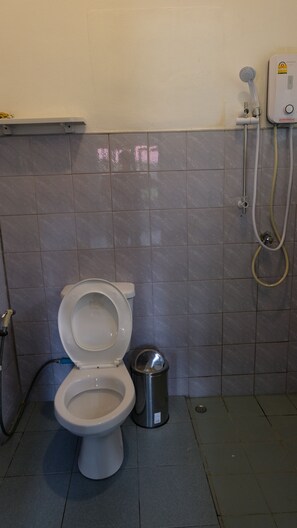 Kamar Double Standar | Kamar mandi | Shower dan handuk