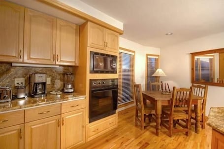 Refrigerador, microondas, placa de cocina, lavavajillas