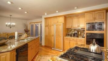 Maison, plusieurs lits (Heart of the Valley) | Cuisine privée | Réfrigérateur, micro-ondes, plaque de cuisson, lave-vaisselle