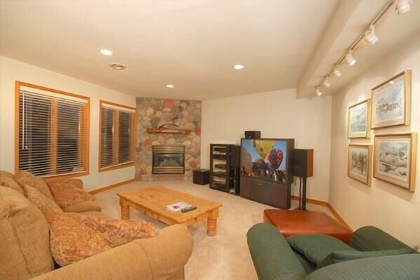 Hus - flera sängar (Heart of the Valley) | Vardagsrum | Platt-tv och eldstad